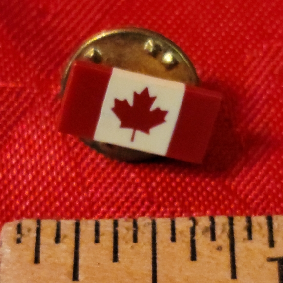Canadian Flag Pin Badge - Picture 1 of 2